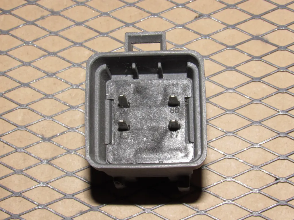 12077867 H00 - Relevador 4 pines HELLA  (USA) GM 12077867 Relay, A/C Compressor *Gray